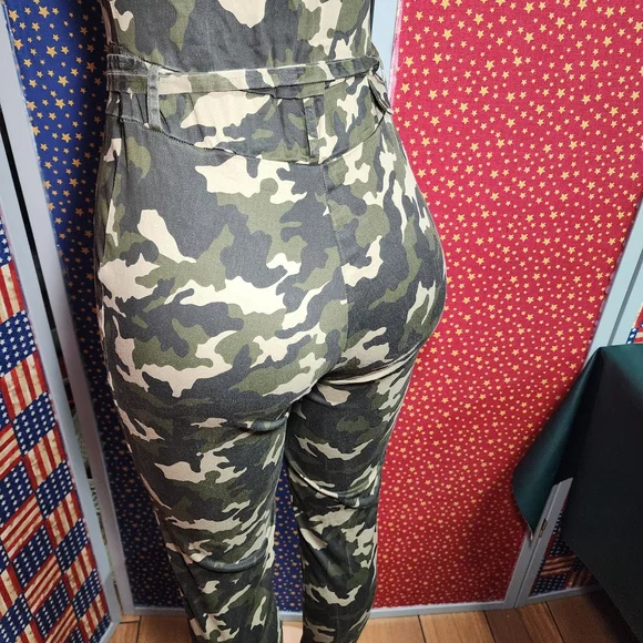 **Sleeveless Camouflage Zip-Front Jumpsuit in Green Camo** - Picture 9 of 13